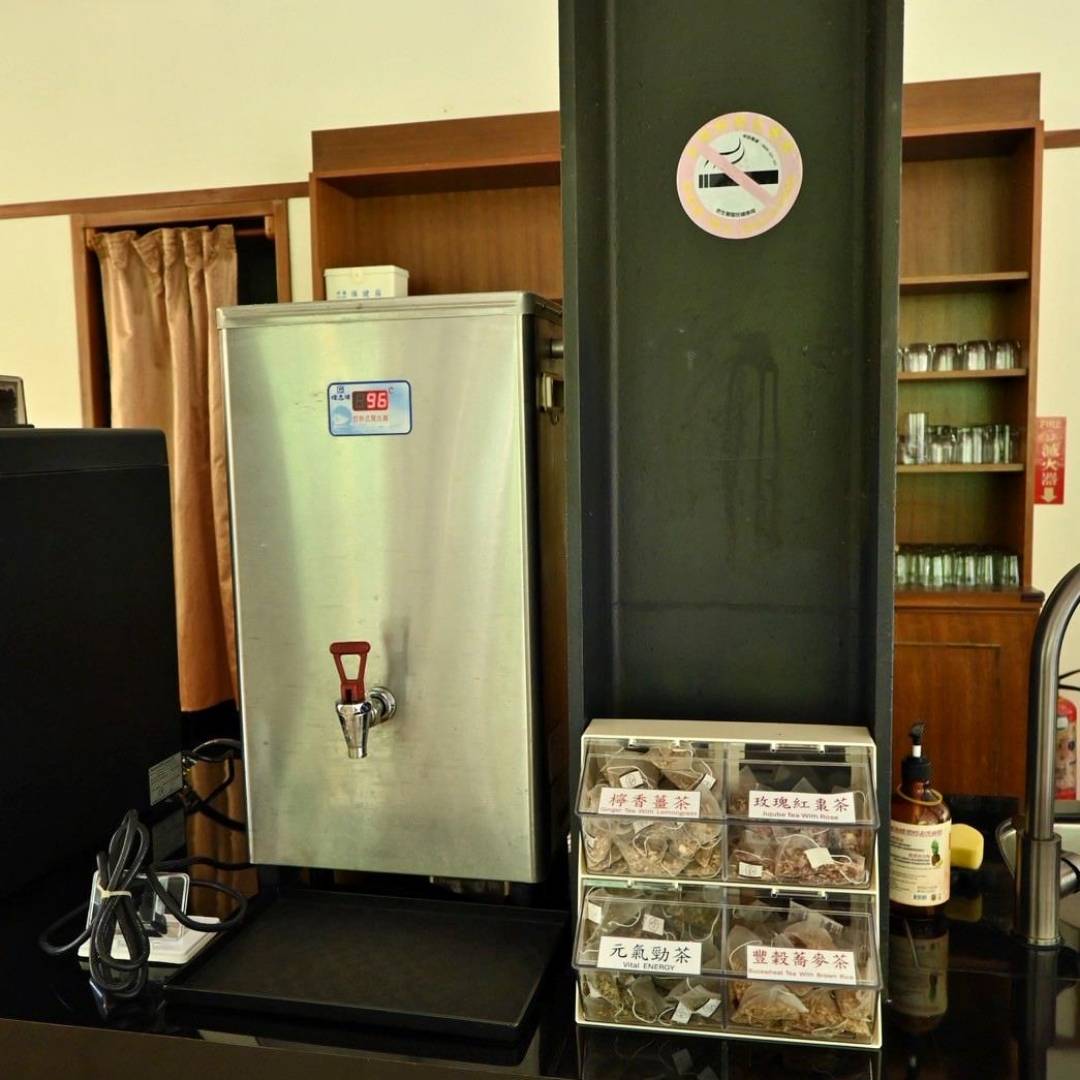 新竹縣尖石鄉溫泉會館推薦｜新月塢溫泉會館｜夜湯含早餐點心吧、可愛動物餵食體驗、附停車位，林木環繞泡湯放鬆，夜湯房型一次滿足！