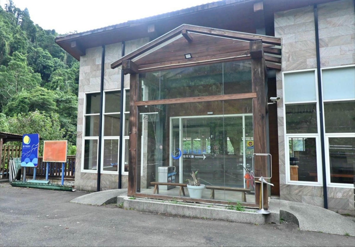 新竹縣尖石鄉溫泉會館推薦｜新月塢溫泉會館｜夜湯含早餐點心吧、可愛動物餵食體驗、附停車位，林木環繞泡湯放鬆，夜湯房型一次滿足！