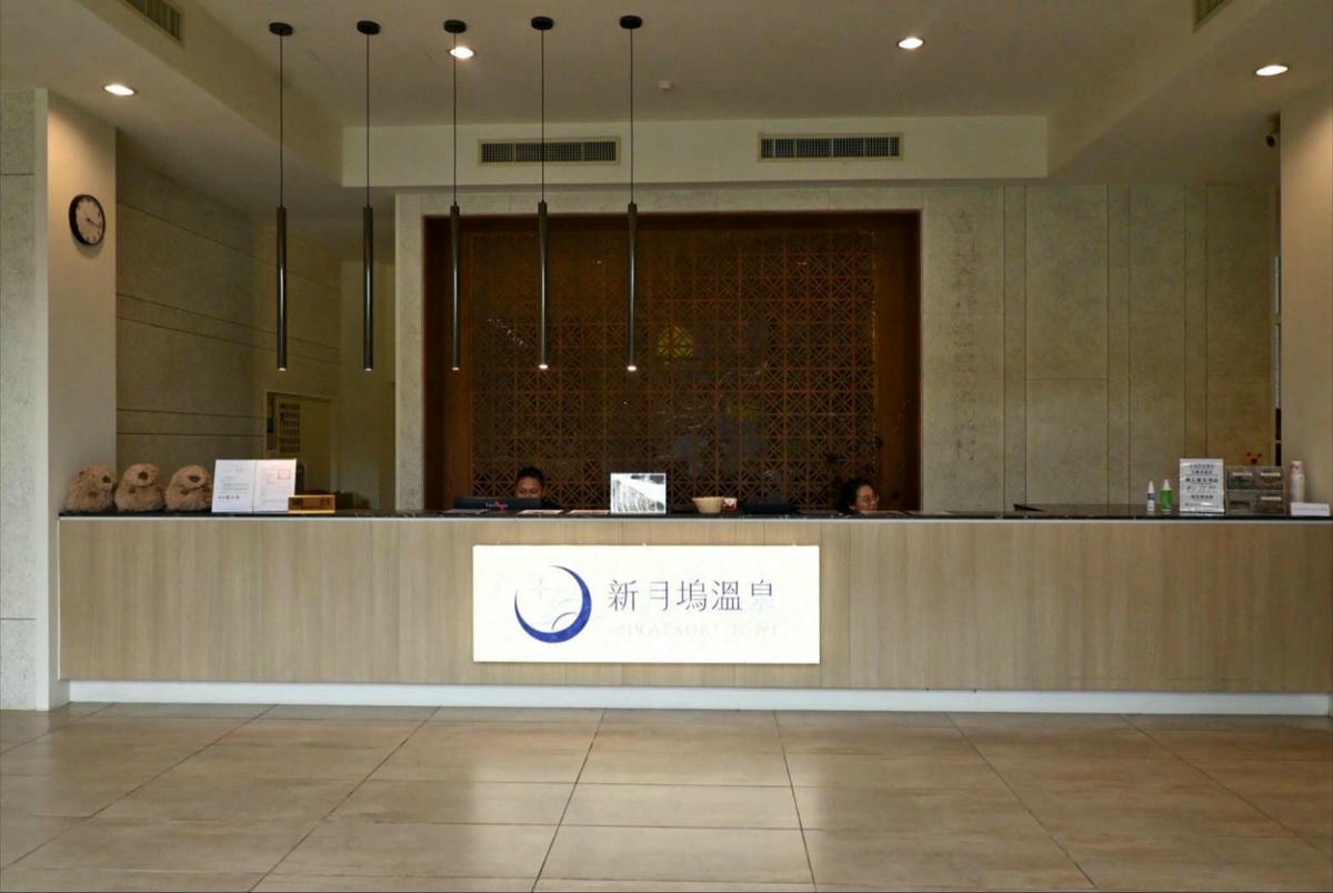 新竹縣尖石鄉溫泉會館推薦｜新月塢溫泉會館｜夜湯含早餐點心吧、可愛動物餵食體驗、附停車位，林木環繞泡湯放鬆，夜湯房型一次滿足！