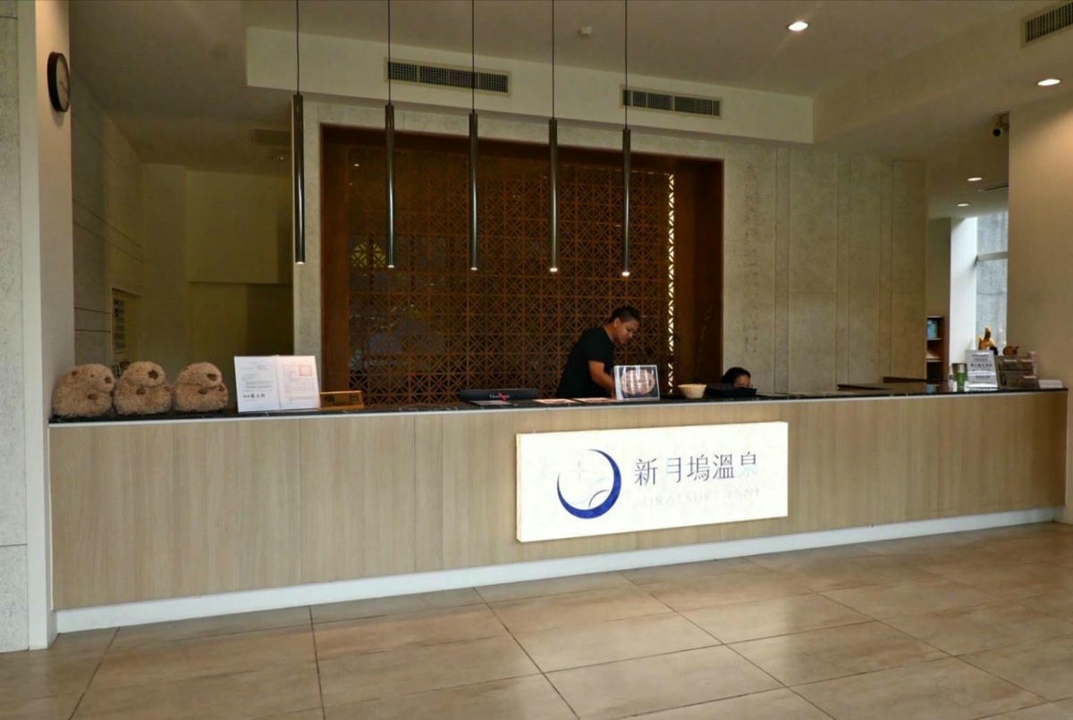 新竹縣尖石鄉溫泉會館推薦｜新月塢溫泉會館｜夜湯含早餐點心吧、可愛動物餵食體驗、附停車位，林木環繞泡湯放鬆，夜湯房型一次滿足！