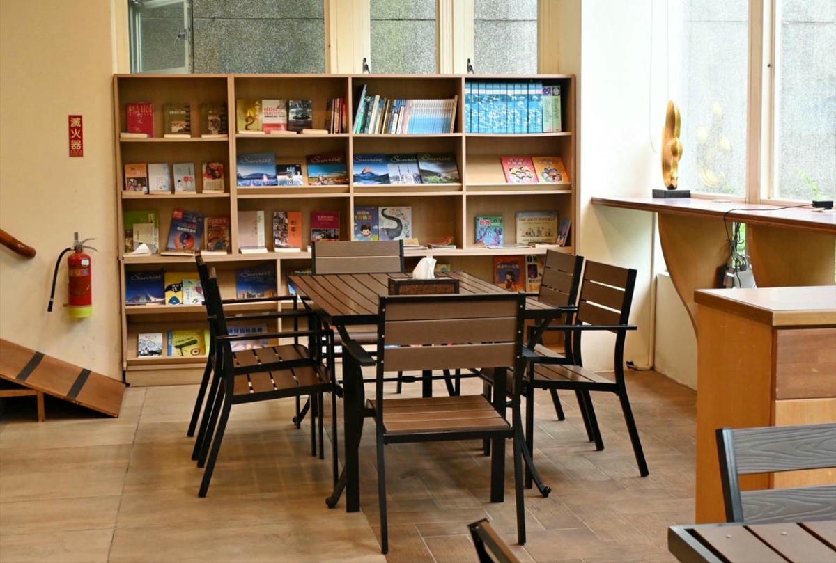 新竹縣尖石鄉溫泉會館推薦｜新月塢溫泉會館｜夜湯含早餐點心吧、可愛動物餵食體驗、附停車位，林木環繞泡湯放鬆，夜湯房型一次滿足！