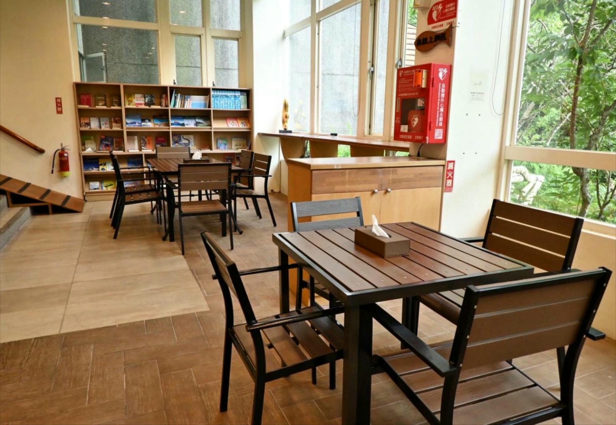 新竹縣尖石鄉溫泉會館推薦｜新月塢溫泉會館｜夜湯含早餐點心吧、可愛動物餵食體驗、附停車位，林木環繞泡湯放鬆，夜湯房型一次滿足！