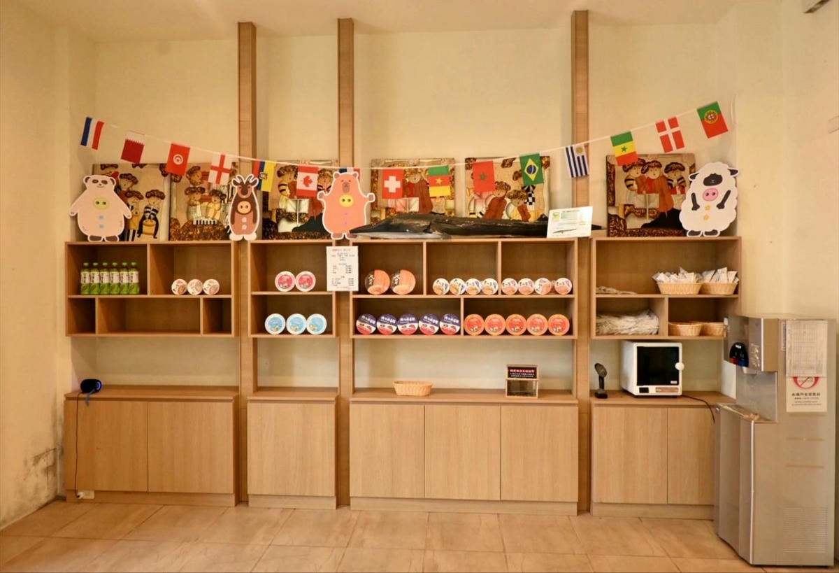 新竹縣尖石鄉溫泉會館推薦｜新月塢溫泉會館｜夜湯含早餐點心吧、可愛動物餵食體驗、附停車位，林木環繞泡湯放鬆，夜湯房型一次滿足！