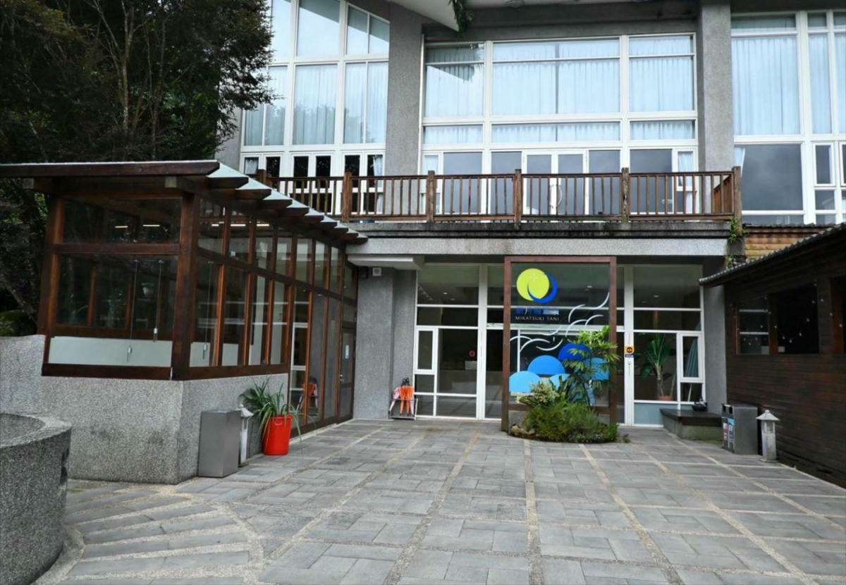 新竹縣尖石鄉溫泉會館推薦｜新月塢溫泉會館｜夜湯含早餐點心吧、可愛動物餵食體驗、附停車位，林木環繞泡湯放鬆，夜湯房型一次滿足！