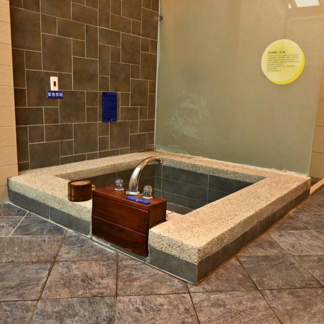 新竹縣尖石鄉溫泉會館推薦｜新月塢溫泉會館｜夜湯含早餐點心吧、可愛動物餵食體驗、附停車位，林木環繞泡湯放鬆，夜湯房型一次滿足！