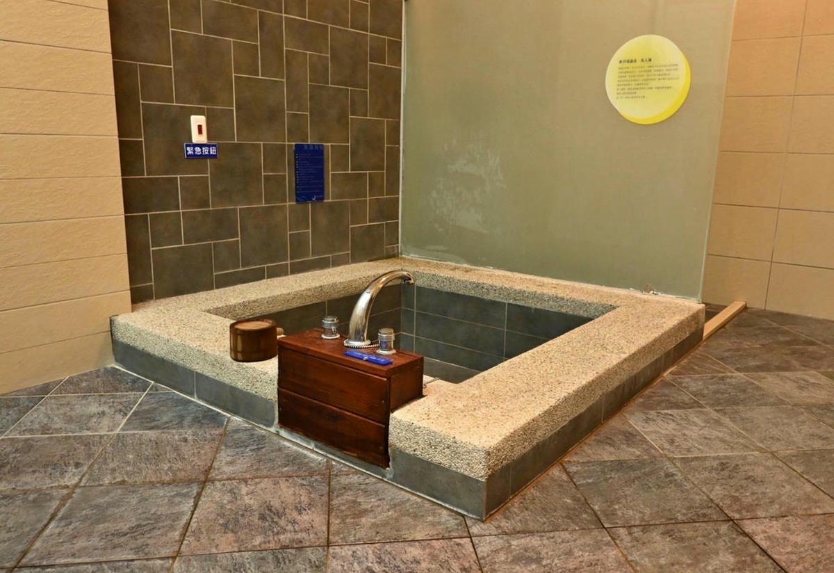 新竹縣尖石鄉溫泉會館推薦｜新月塢溫泉會館｜夜湯含早餐點心吧、可愛動物餵食體驗、附停車位，林木環繞泡湯放鬆，夜湯房型一次滿足！