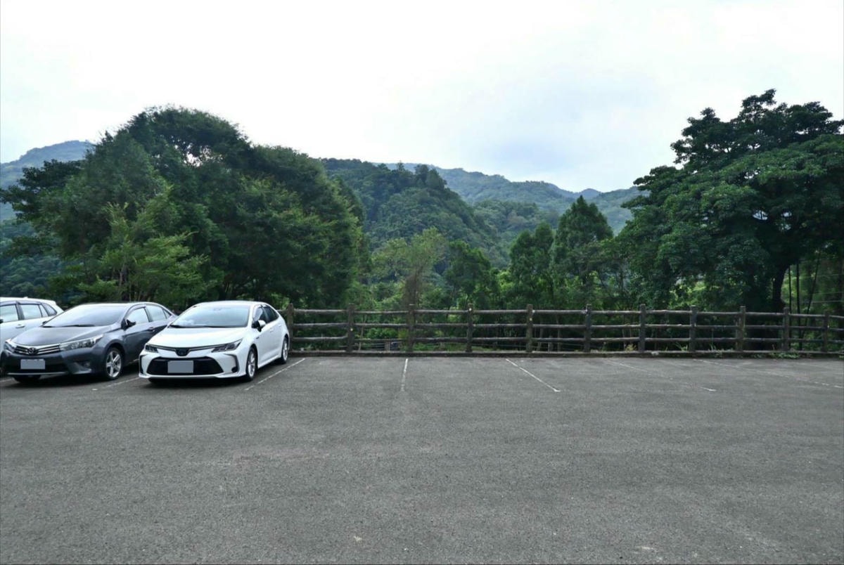 新竹縣尖石鄉溫泉會館推薦｜新月塢溫泉會館｜夜湯含早餐點心吧、可愛動物餵食體驗、附停車位，林木環繞泡湯放鬆，夜湯房型一次滿足！