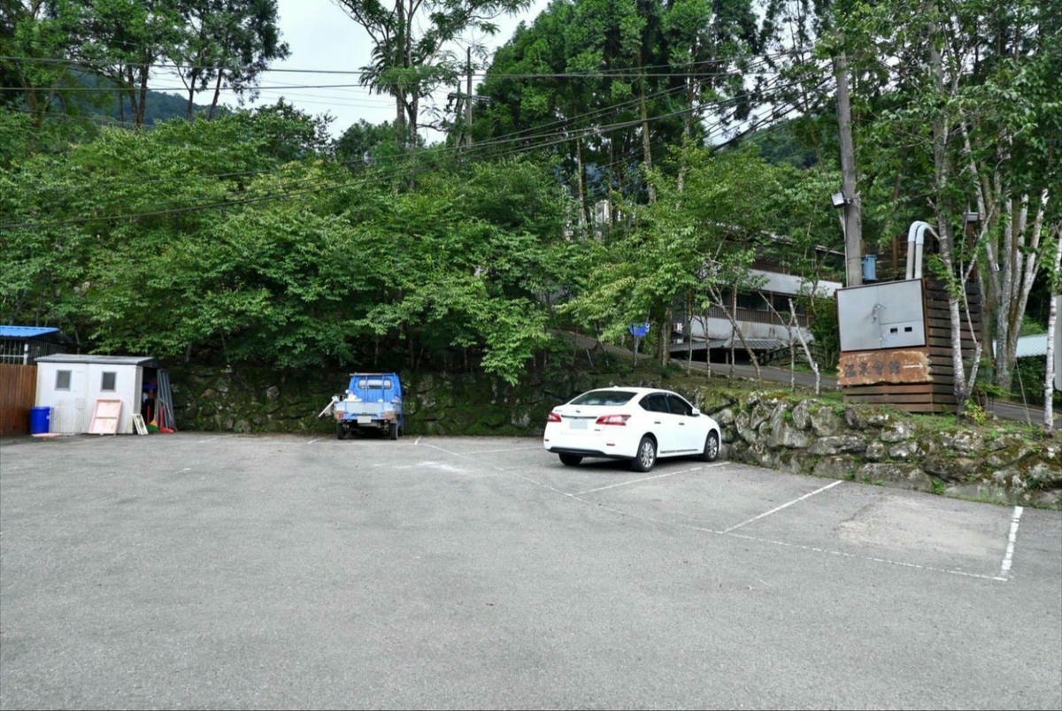 新竹縣尖石鄉溫泉會館推薦｜新月塢溫泉會館｜夜湯含早餐點心吧、可愛動物餵食體驗、附停車位，林木環繞泡湯放鬆，夜湯房型一次滿足！