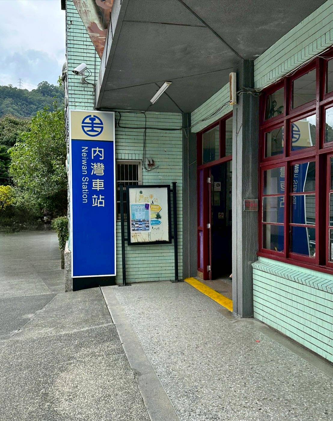 新竹縣尖石鄉溫泉會館推薦｜新月塢溫泉會館｜夜湯含早餐點心吧、可愛動物餵食體驗、附停車位，林木環繞泡湯放鬆，夜湯房型一次滿足！