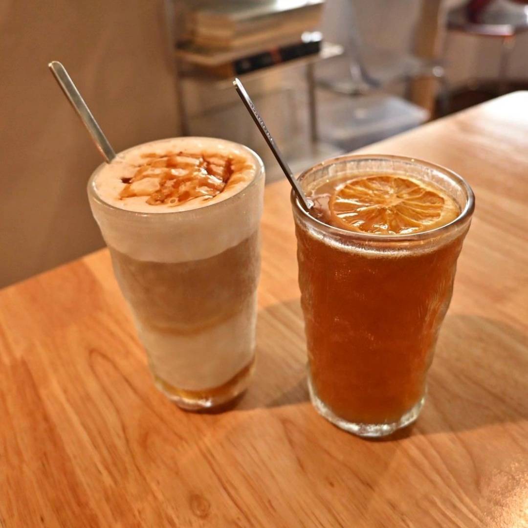 新竹咖啡廳推薦｜新竹市北區招財咖啡｜每日限量人氣餐點與手作甜點，水豚君與多隻貓咪陪伴，貓咪控必訪，甜點控一吃就愛上！