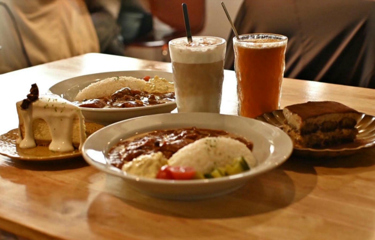 新竹咖啡廳推薦｜新竹市北區招財咖啡｜每日限量人氣餐點與手作甜點，水豚君與多隻貓咪陪伴，貓咪控必訪，甜點控一吃就愛上！