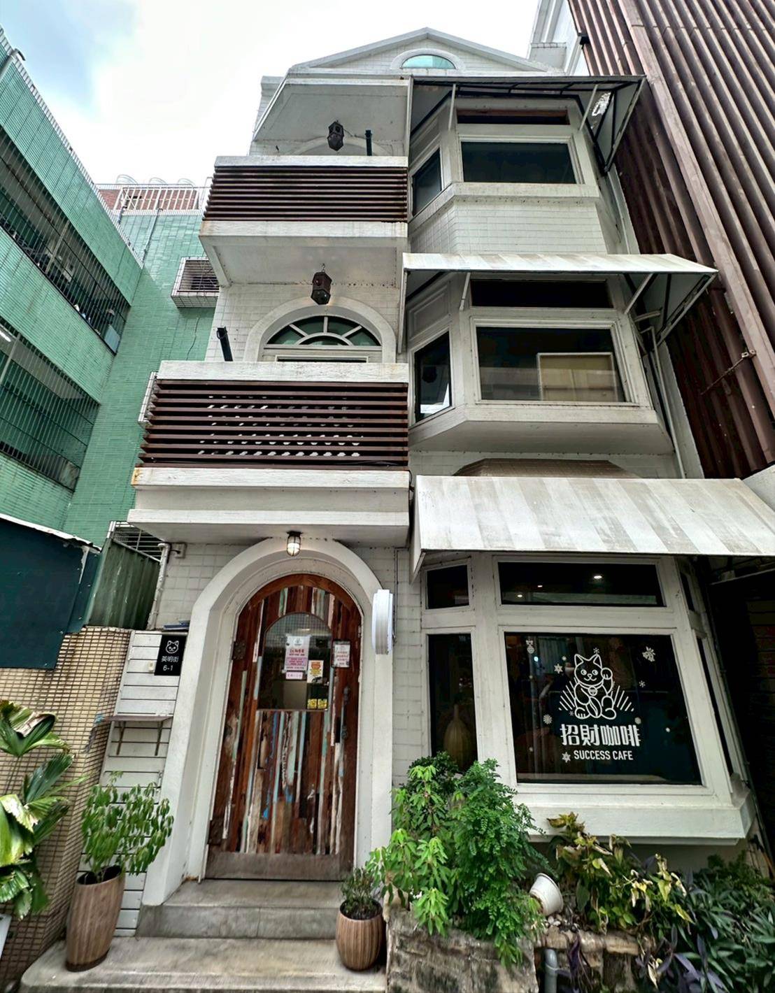 新竹咖啡廳推薦｜新竹市北區招財咖啡｜每日限量人氣餐點與手作甜點，水豚君與多隻貓咪陪伴，貓咪控必訪，甜點控一吃就愛上！