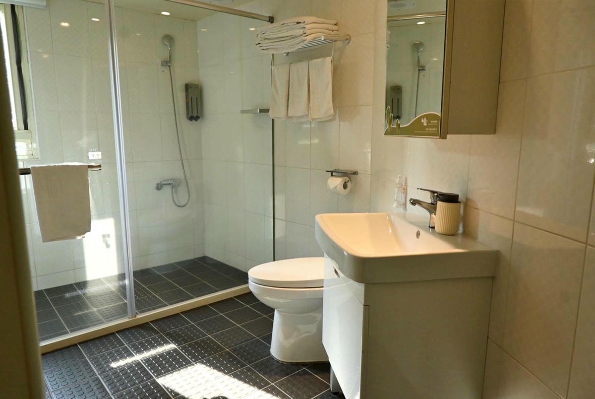 台中市西屯區住宿推薦｜台中逢甲住宿．葉綠宿旅館Green Hotel｜步行逢甲夜市，電梯豪華四人房一泊一食，逢甲吃喝玩樂、生活機能便利入住心得分享！