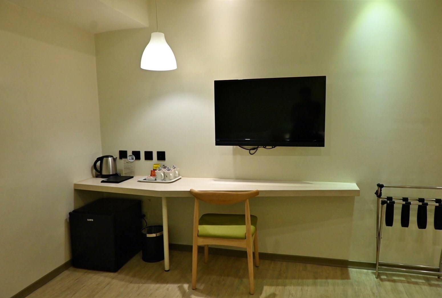 台中市西屯區住宿推薦｜台中逢甲住宿．葉綠宿旅館Green Hotel｜步行逢甲夜市，電梯豪華四人房一泊一食，逢甲吃喝玩樂、生活機能便利入住心得分享！