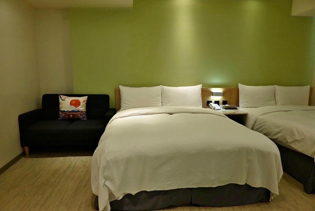 台中市西屯區住宿推薦｜台中逢甲住宿．葉綠宿旅館Green Hotel｜步行逢甲夜市，電梯豪華四人房一泊一食，逢甲吃喝玩樂、生活機能便利入住心得分享！