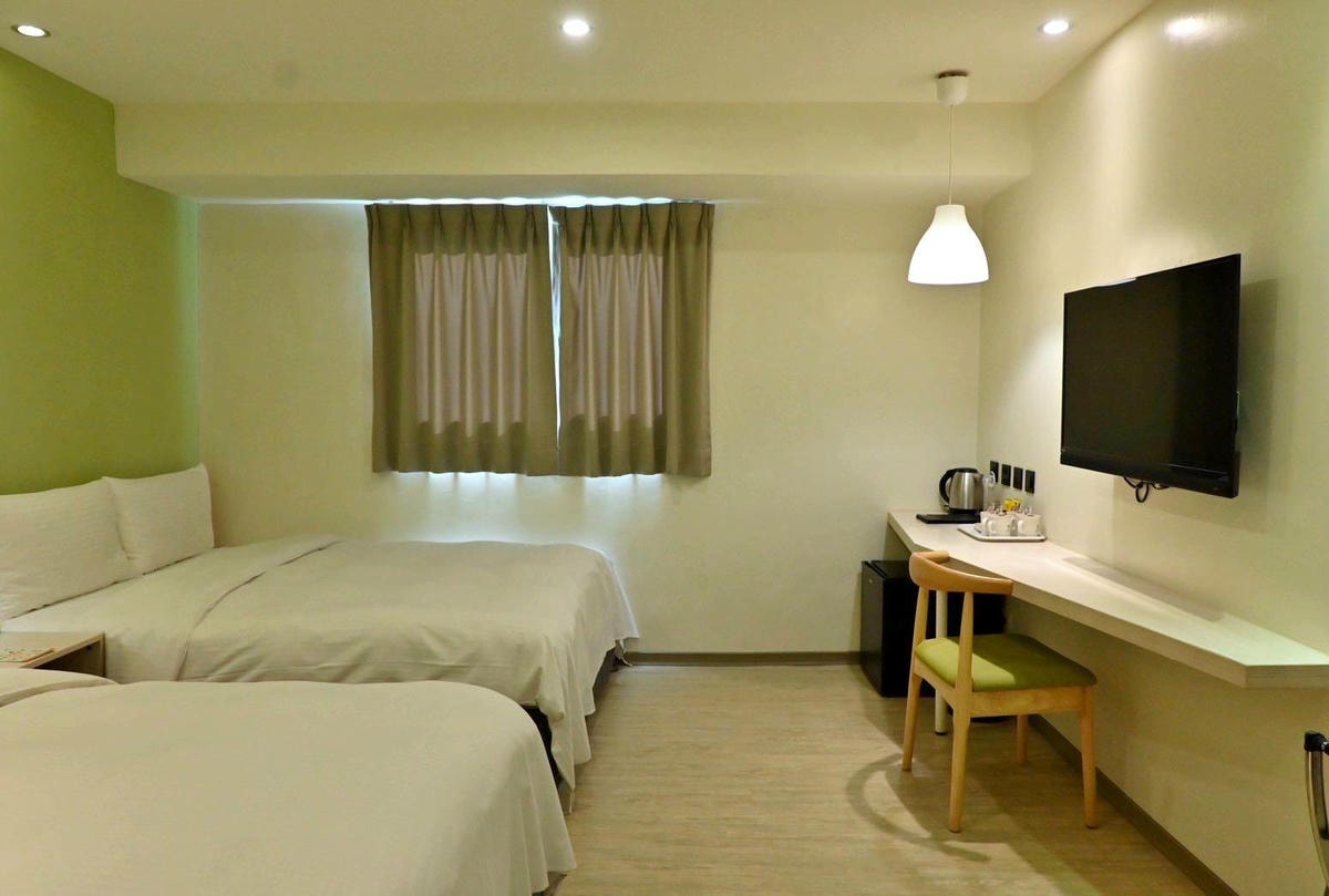 台中市西屯區住宿推薦｜台中逢甲住宿．葉綠宿旅館Green Hotel｜步行逢甲夜市，電梯豪華四人房一泊一食，逢甲吃喝玩樂、生活機能便利入住心得分享！