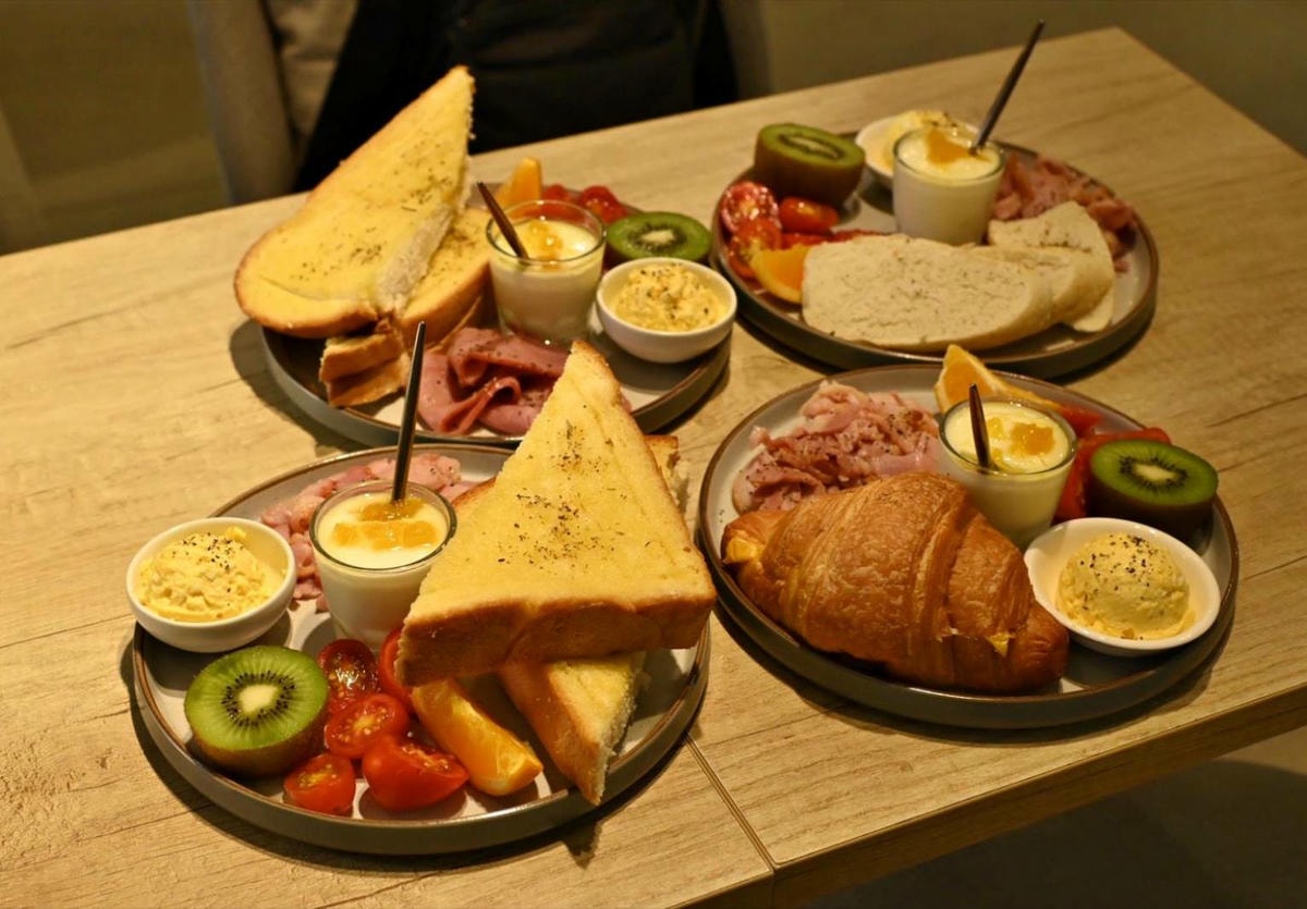 台中市西屯區住宿推薦｜台中逢甲住宿．葉綠宿旅館Green Hotel｜步行逢甲夜市，電梯豪華四人房一泊一食，逢甲吃喝玩樂、生活機能便利入住心得分享！