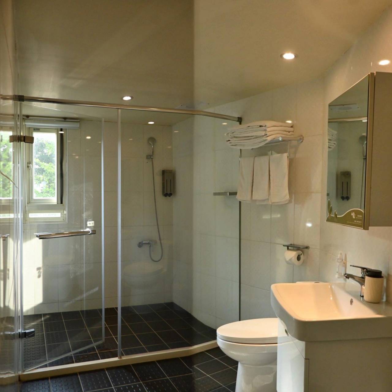 台中市西屯區住宿推薦｜台中逢甲住宿．葉綠宿旅館Green Hotel｜步行逢甲夜市，電梯豪華四人房一泊一食，逢甲吃喝玩樂、生活機能便利入住心得分享！