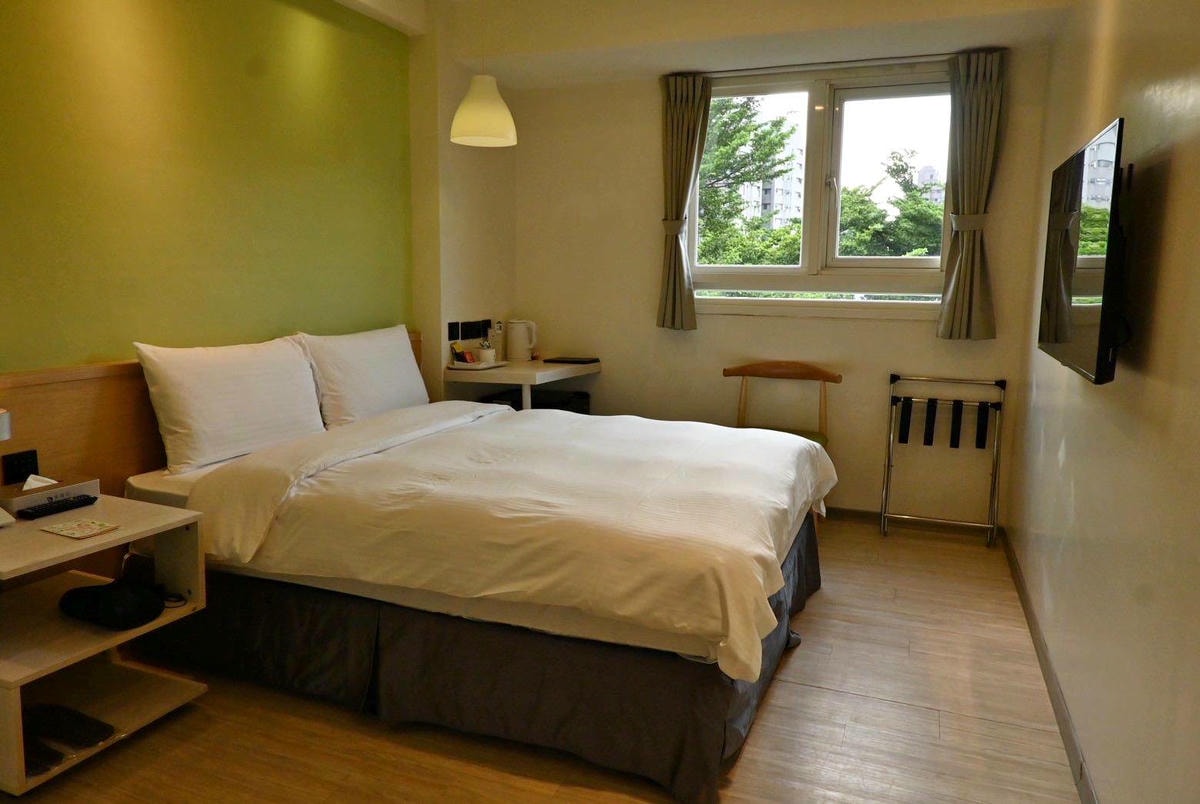 台中市西屯區住宿推薦｜台中逢甲住宿．葉綠宿旅館Green Hotel｜步行逢甲夜市，電梯豪華四人房一泊一食，逢甲吃喝玩樂、生活機能便利入住心得分享！