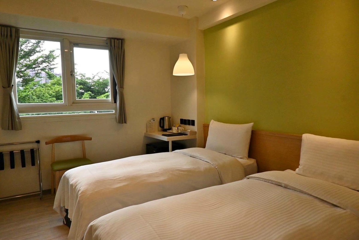 台中市西屯區住宿推薦｜台中逢甲住宿．葉綠宿旅館Green Hotel｜步行逢甲夜市，電梯豪華四人房一泊一食，逢甲吃喝玩樂、生活機能便利入住心得分享！
