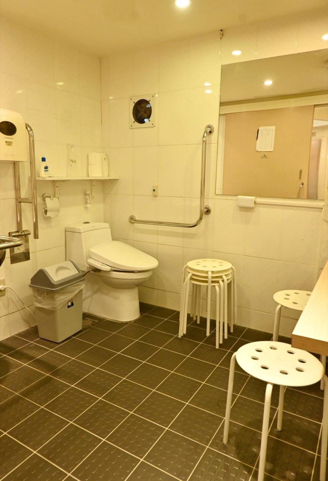 台中市西屯區住宿推薦｜台中逢甲住宿．葉綠宿旅館Green Hotel｜步行逢甲夜市，電梯豪華四人房一泊一食，逢甲吃喝玩樂、生活機能便利入住心得分享！