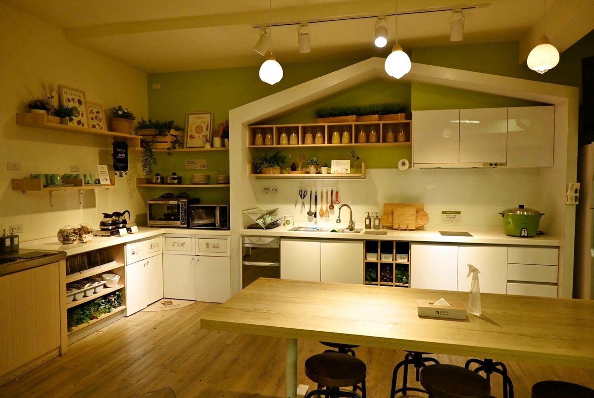 台中市西屯區住宿推薦｜台中逢甲住宿．葉綠宿旅館Green Hotel｜步行逢甲夜市，電梯豪華四人房一泊一食，逢甲吃喝玩樂、生活機能便利入住心得分享！