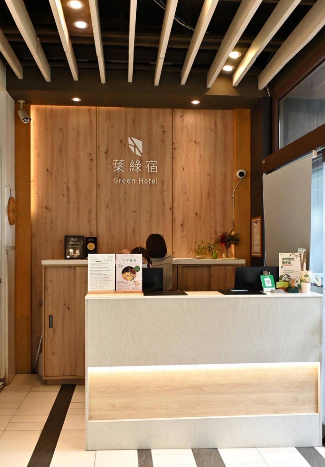 台中市西屯區住宿推薦｜台中逢甲住宿．葉綠宿旅館Green Hotel｜步行逢甲夜市，電梯豪華四人房一泊一食，逢甲吃喝玩樂、生活機能便利入住心得分享！