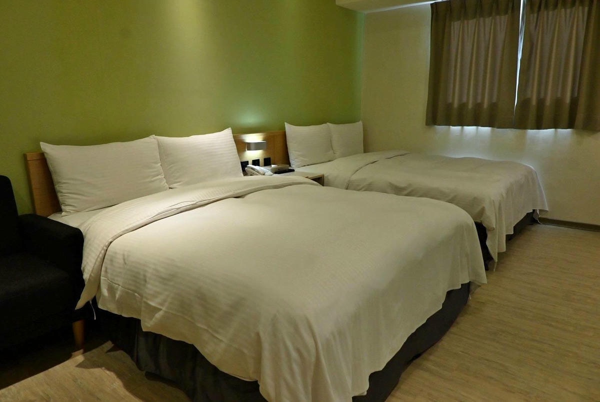 台中市西屯區住宿推薦｜台中逢甲住宿．葉綠宿旅館Green Hotel｜步行逢甲夜市，電梯豪華四人房一泊一食，逢甲吃喝玩樂、生活機能便利入住心得分享！