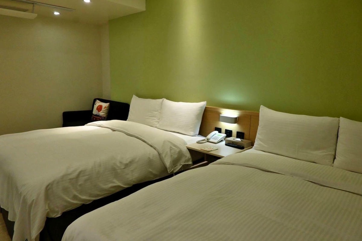 台中市西屯區住宿推薦｜台中逢甲住宿．葉綠宿旅館Green Hotel｜步行逢甲夜市，電梯豪華四人房一泊一食，逢甲吃喝玩樂、生活機能便利入住心得分享！