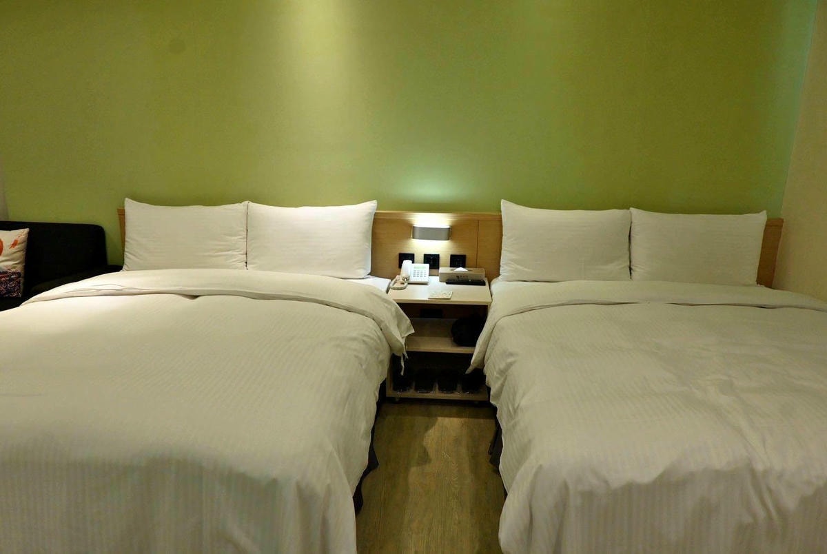 台中市西屯區住宿推薦｜台中逢甲住宿．葉綠宿旅館Green Hotel｜步行逢甲夜市，電梯豪華四人房一泊一食，逢甲吃喝玩樂、生活機能便利入住心得分享！