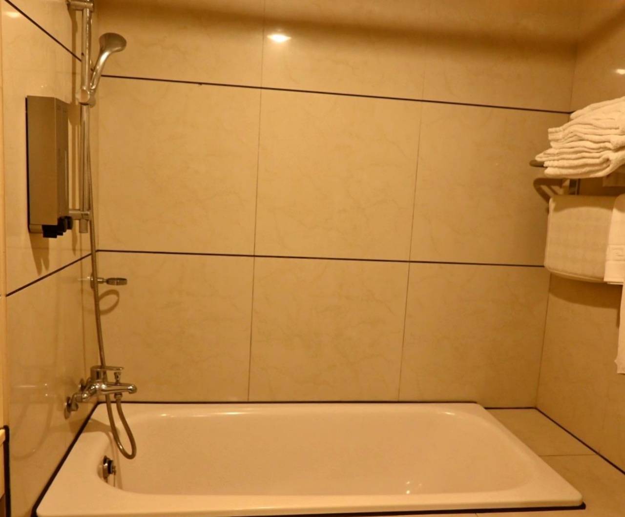 南投縣埔里鎮住宿推薦｜鎮寶大飯店｜藍天翠綠山景環抱，精緻四人房一泊一食，藝術展覽饗宴之入住體驗！