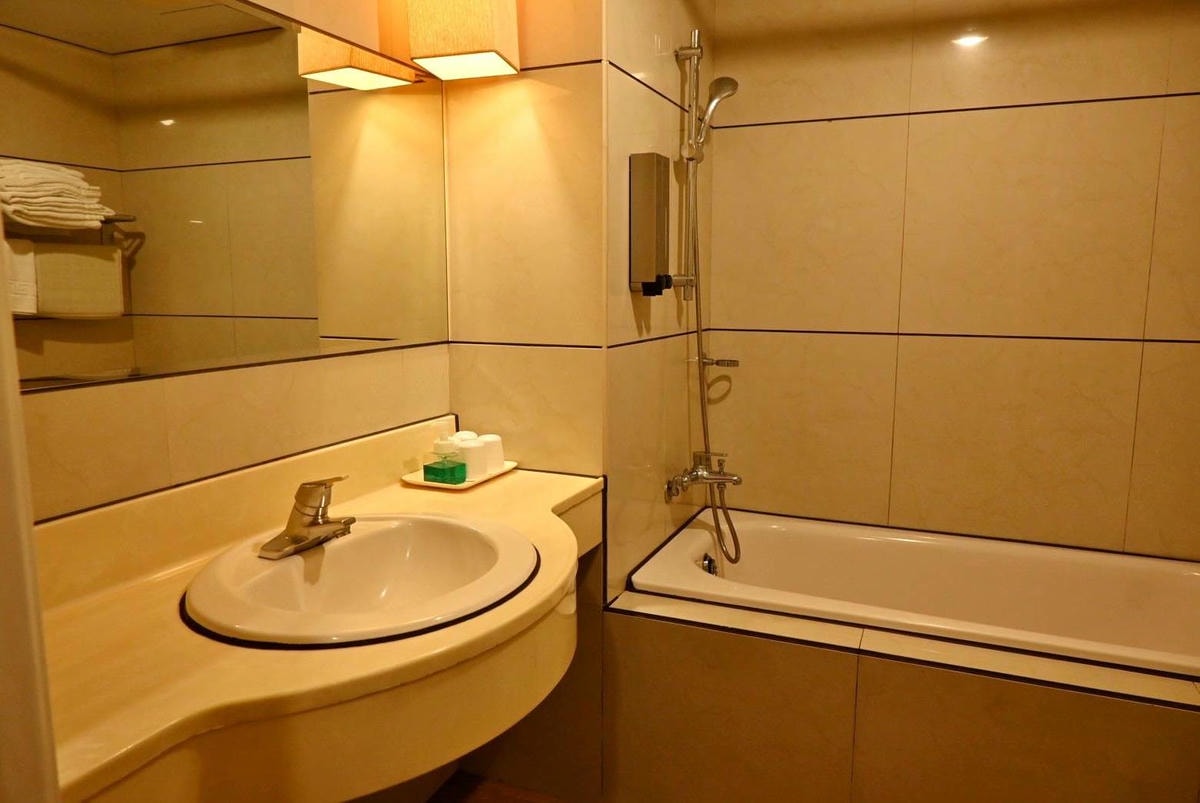 南投縣埔里鎮住宿推薦｜鎮寶大飯店｜藍天翠綠山景環抱，精緻四人房一泊一食，藝術展覽饗宴之入住體驗！