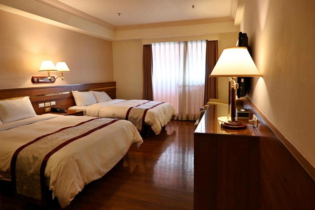 南投縣埔里鎮住宿推薦｜鎮寶大飯店｜藍天翠綠山景環抱，精緻四人房一泊一食，藝術展覽饗宴之入住體驗！