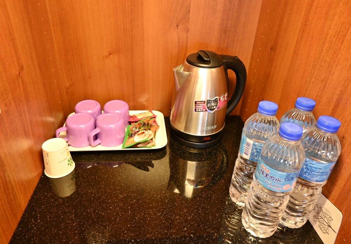 南投縣埔里鎮住宿推薦｜鎮寶大飯店｜藍天翠綠山景環抱，精緻四人房一泊一食，藝術展覽饗宴之入住體驗！