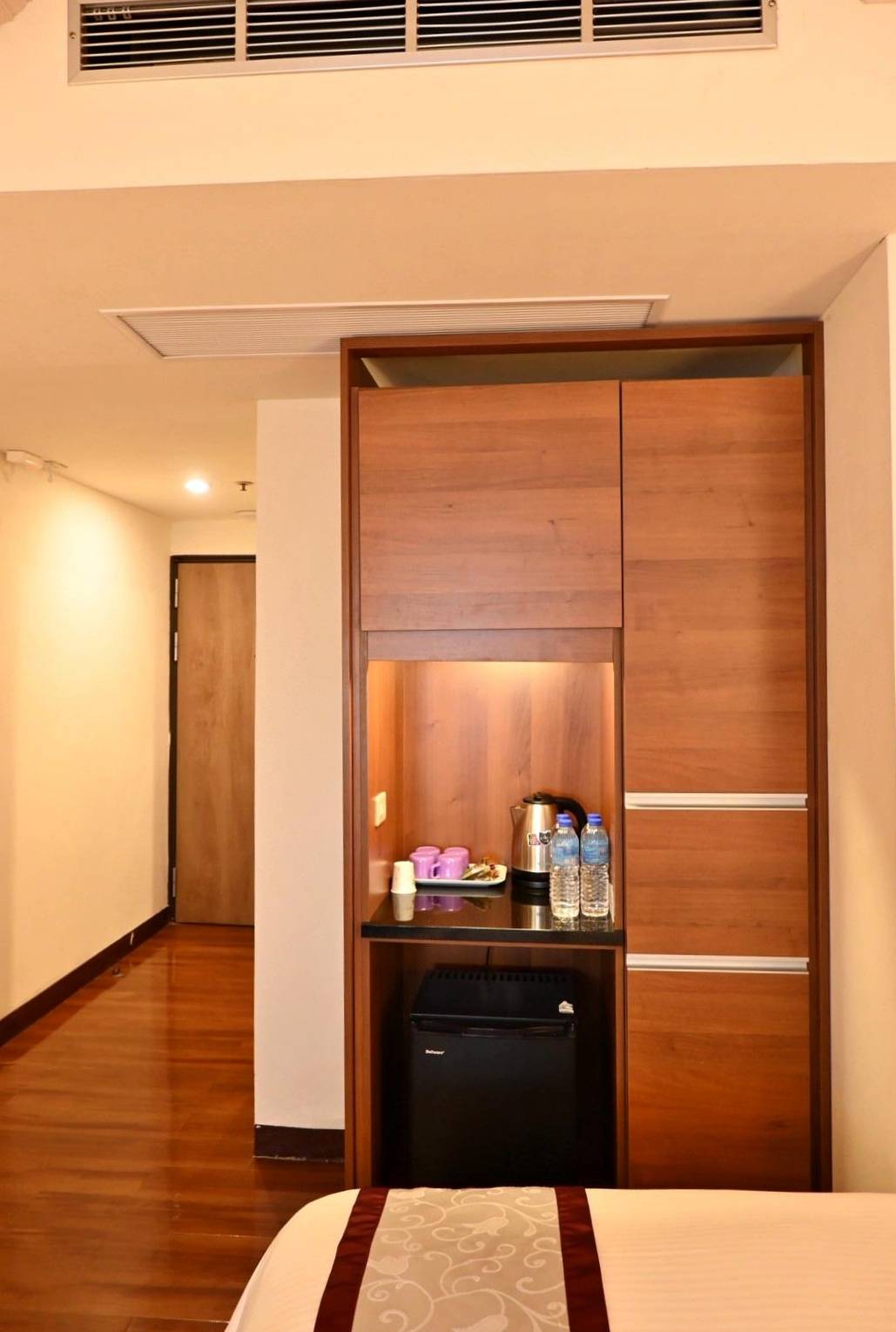 南投縣埔里鎮住宿推薦｜鎮寶大飯店｜藍天翠綠山景環抱，精緻四人房一泊一食，藝術展覽饗宴之入住體驗！