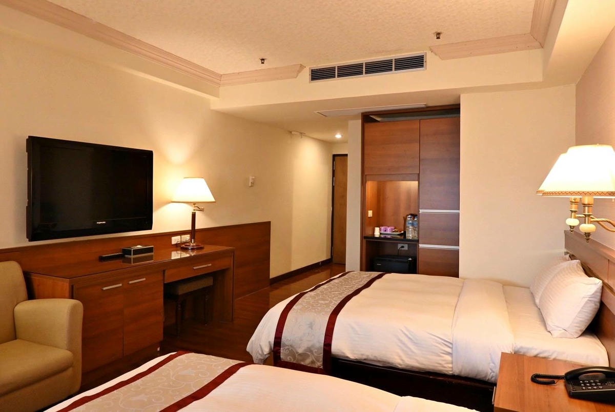 南投縣埔里鎮住宿推薦｜鎮寶大飯店｜藍天翠綠山景環抱，精緻四人房一泊一食，藝術展覽饗宴之入住體驗！