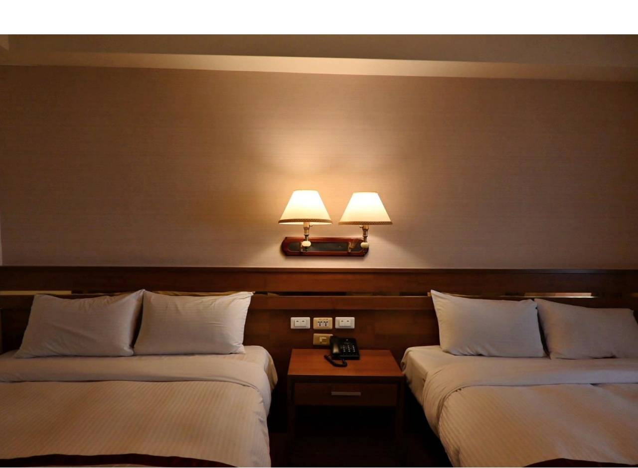 南投縣埔里鎮住宿推薦｜鎮寶大飯店｜藍天翠綠山景環抱，精緻四人房一泊一食，藝術展覽饗宴之入住體驗！