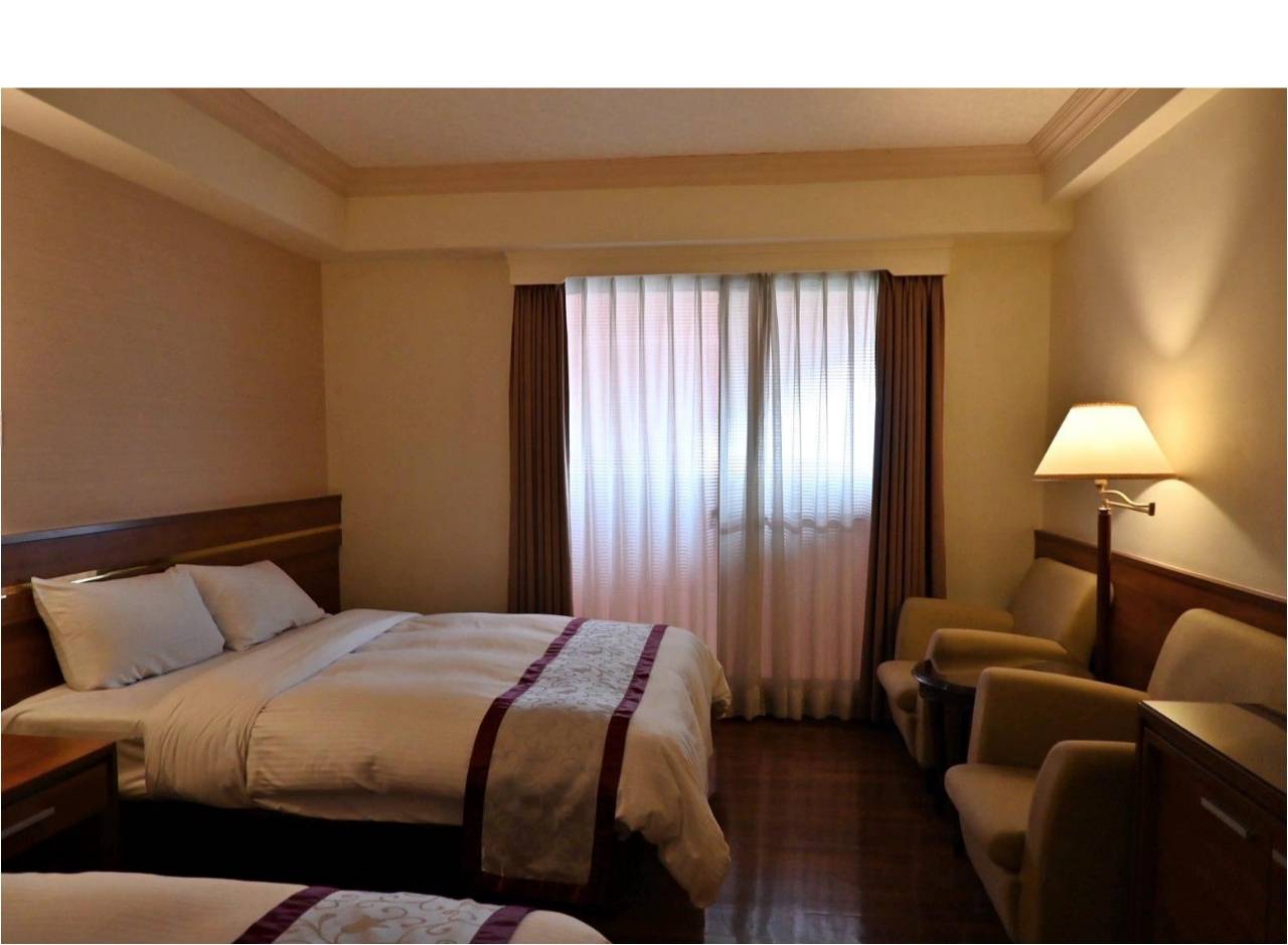 南投縣埔里鎮住宿推薦｜鎮寶大飯店｜藍天翠綠山景環抱，精緻四人房一泊一食，藝術展覽饗宴之入住體驗！