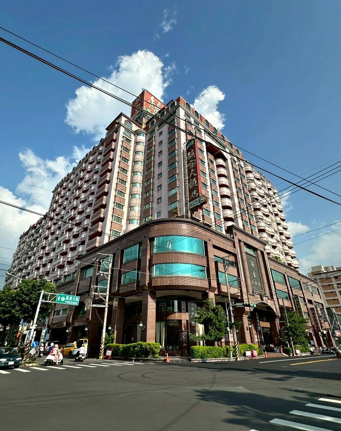 南投縣埔里鎮住宿推薦｜鎮寶大飯店｜藍天翠綠山景環抱，精緻四人房一泊一食，藝術展覽饗宴之入住體驗！