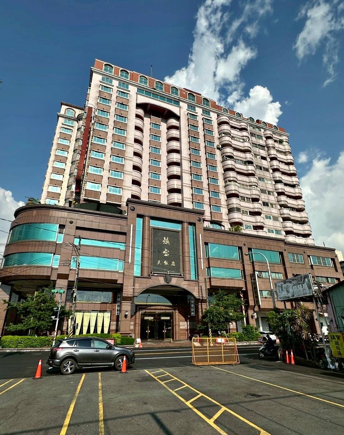 南投縣埔里鎮住宿推薦｜鎮寶大飯店｜藍天翠綠山景環抱，精緻四人房一泊一食，藝術展覽饗宴之入住體驗！