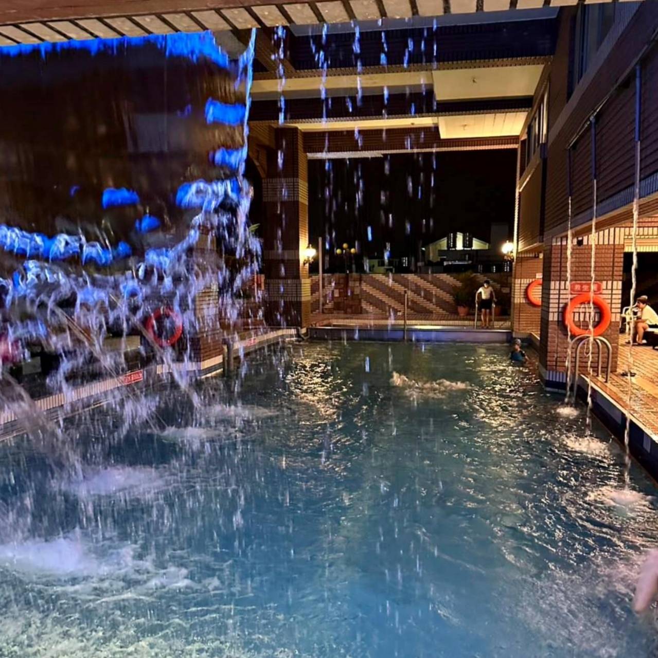 南投縣埔里鎮住宿推薦｜鎮寶大飯店｜藍天翠綠山景環抱，精緻四人房一泊一食，藝術展覽饗宴之入住體驗！