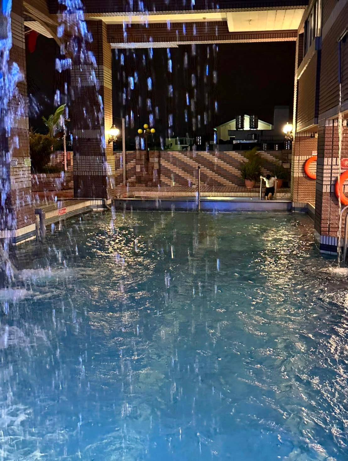 南投縣埔里鎮住宿推薦｜鎮寶大飯店｜藍天翠綠山景環抱，精緻四人房一泊一食，藝術展覽饗宴之入住體驗！