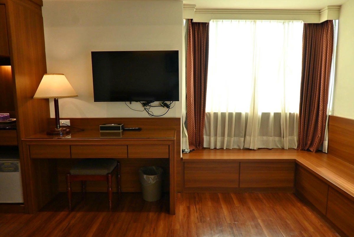 南投縣埔里鎮住宿推薦｜鎮寶大飯店｜藍天翠綠山景環抱，精緻四人房一泊一食，藝術展覽饗宴之入住體驗！