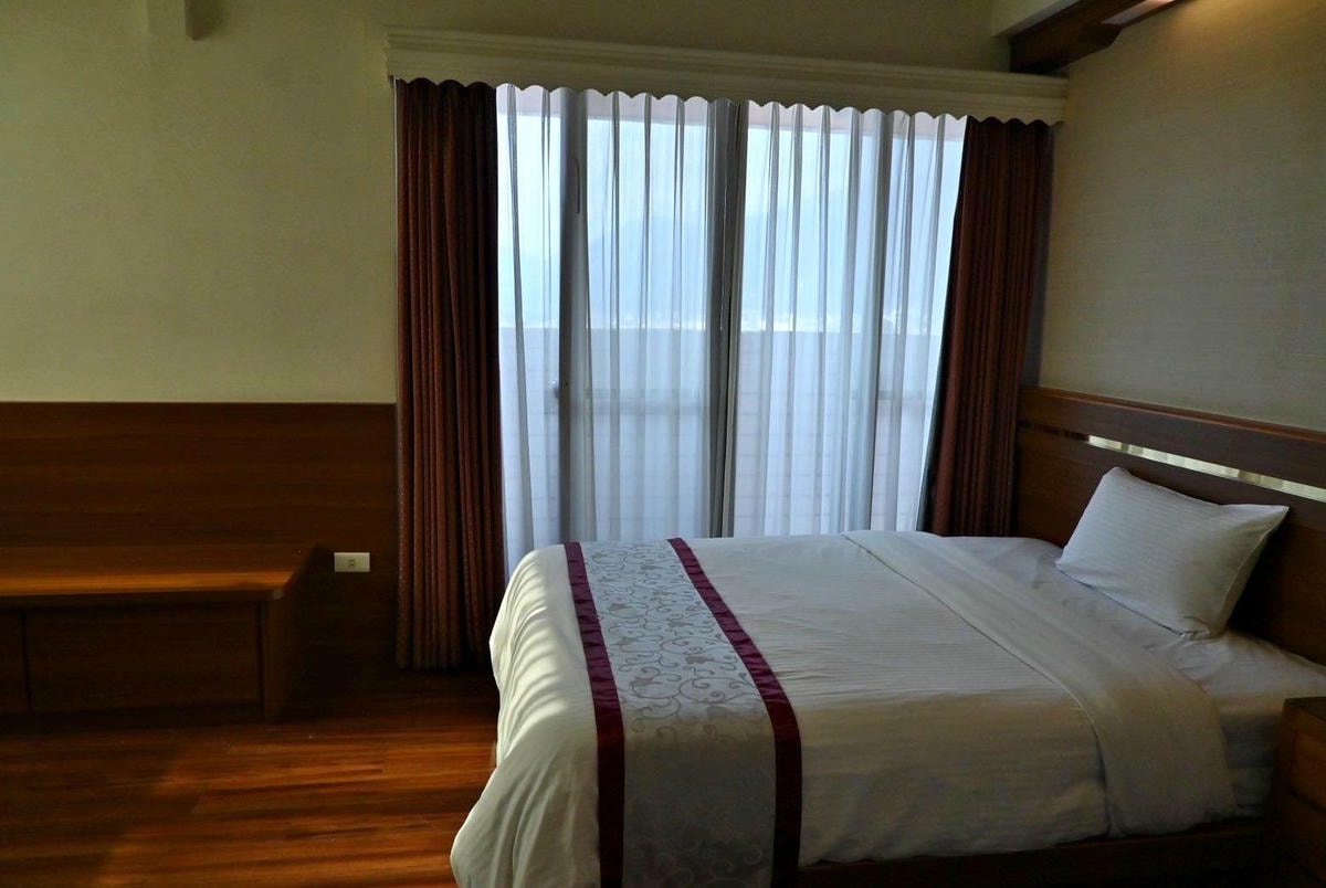 南投縣埔里鎮住宿推薦｜鎮寶大飯店｜藍天翠綠山景環抱，精緻四人房一泊一食，藝術展覽饗宴之入住體驗！