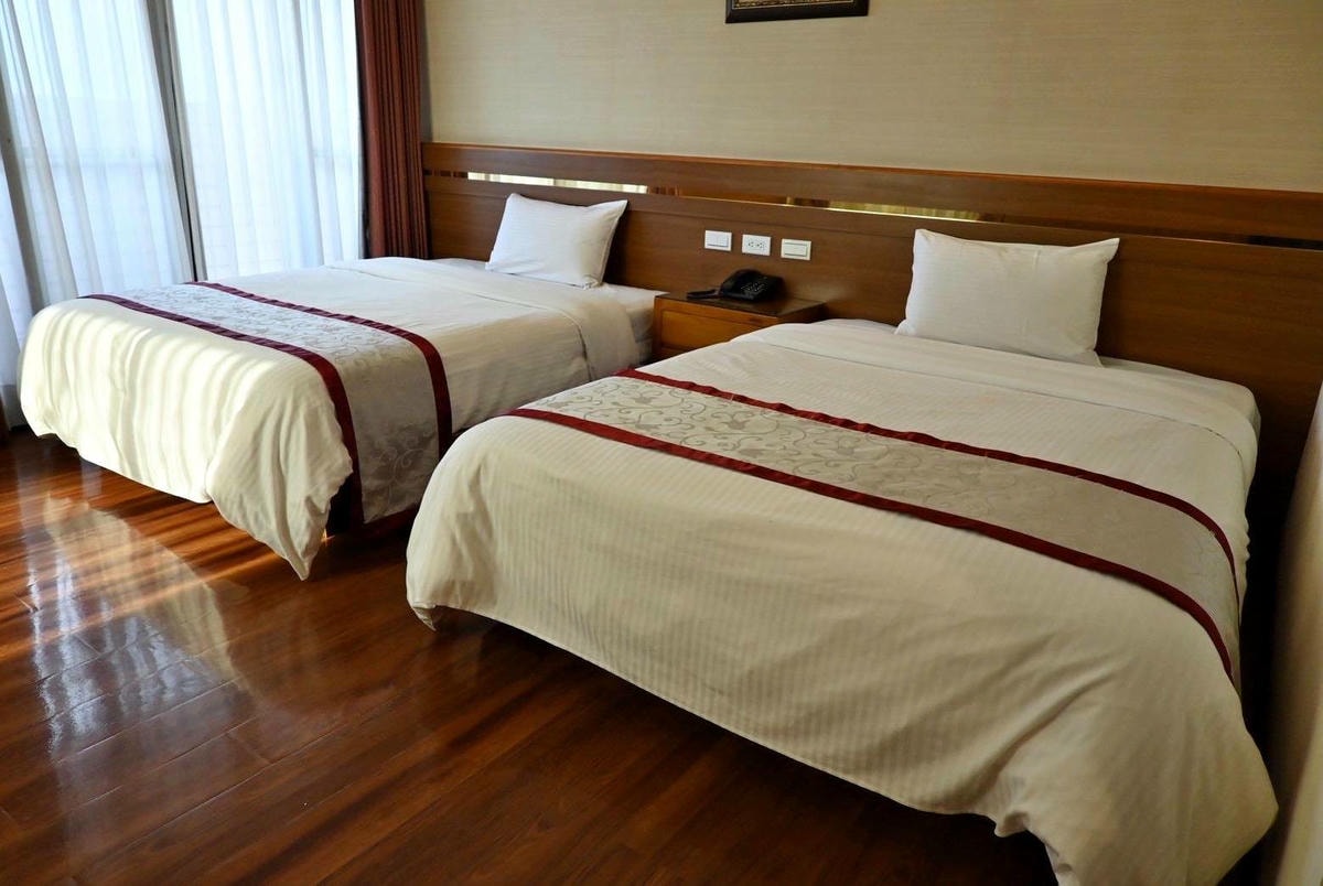 南投縣埔里鎮住宿推薦｜鎮寶大飯店｜藍天翠綠山景環抱，精緻四人房一泊一食，藝術展覽饗宴之入住體驗！