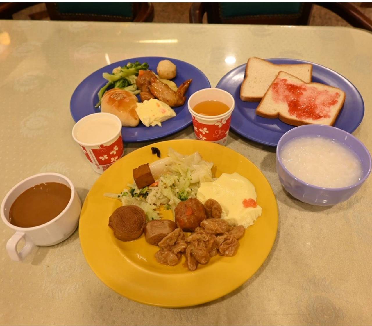 南投縣埔里鎮住宿推薦｜鎮寶大飯店｜藍天翠綠山景環抱，精緻四人房一泊一食，藝術展覽饗宴之入住體驗！