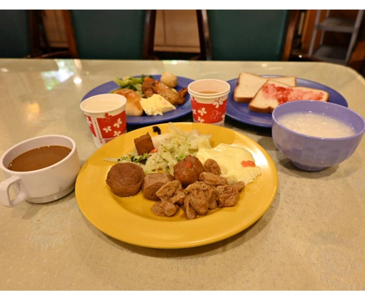 南投縣埔里鎮住宿推薦｜鎮寶大飯店｜藍天翠綠山景環抱，精緻四人房一泊一食，藝術展覽饗宴之入住體驗！