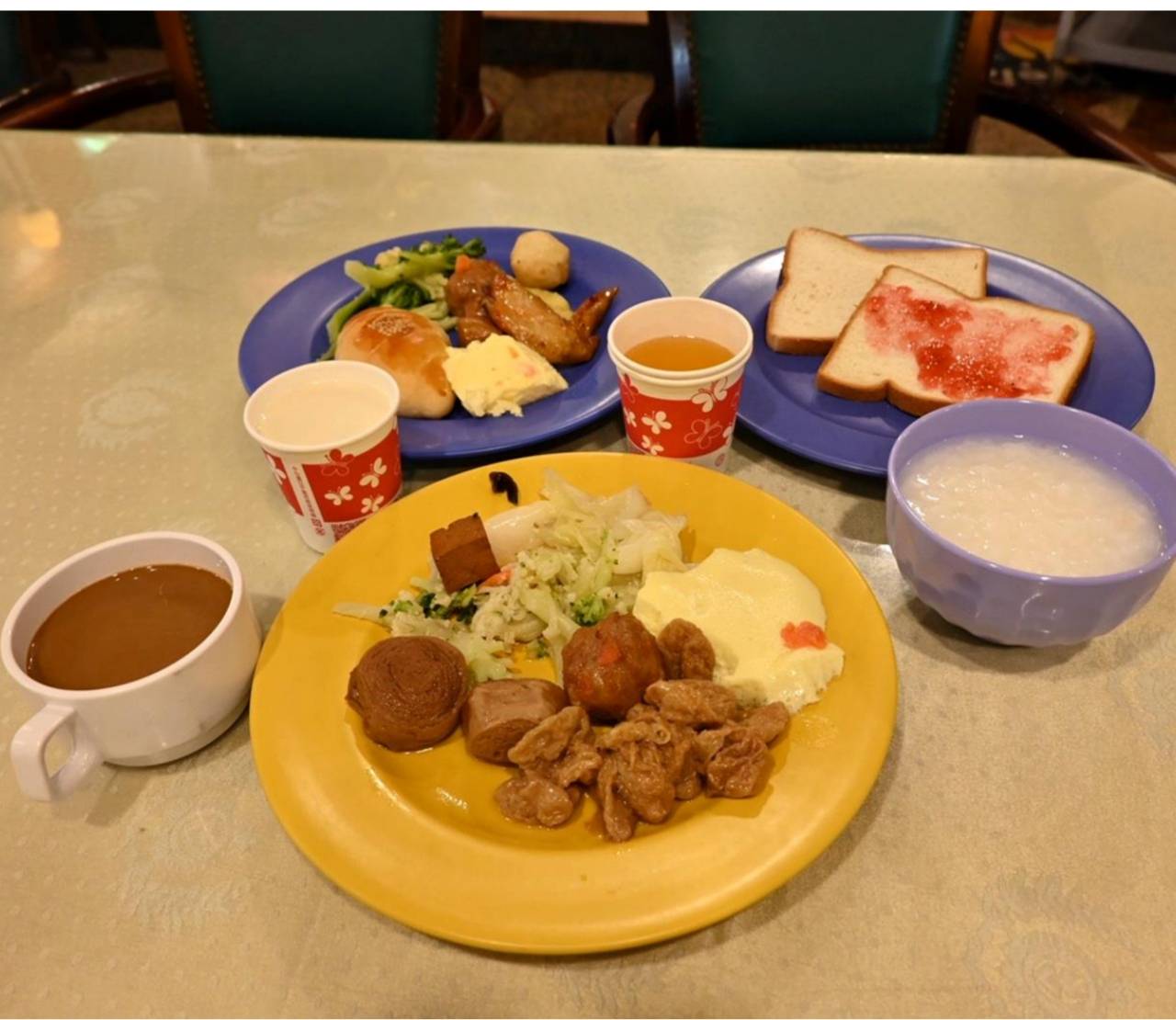 南投縣埔里鎮住宿推薦｜鎮寶大飯店｜藍天翠綠山景環抱，精緻四人房一泊一食，藝術展覽饗宴之入住體驗！