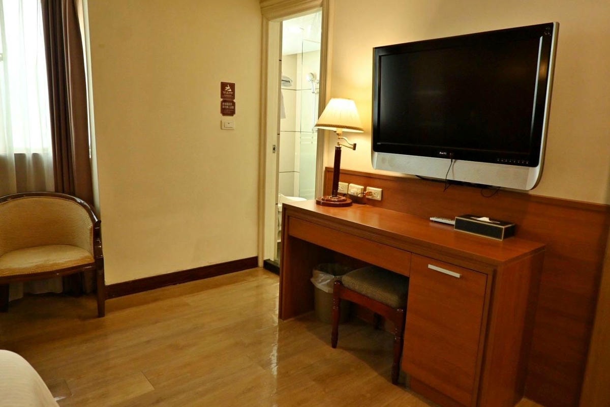 南投縣埔里鎮住宿推薦｜鎮寶大飯店｜藍天翠綠山景環抱，精緻四人房一泊一食，藝術展覽饗宴之入住體驗！