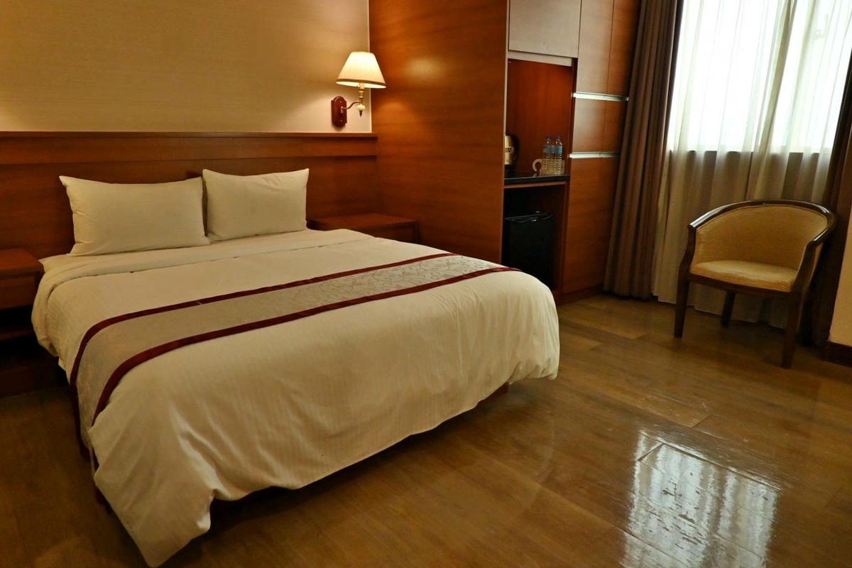 南投縣埔里鎮住宿推薦｜鎮寶大飯店｜藍天翠綠山景環抱，精緻四人房一泊一食，藝術展覽饗宴之入住體驗！